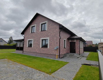 Двухэтажный дом с террасой